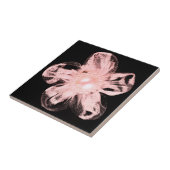 Hellrosa Tulle-Blume auf schwarz Fliese (Seite)