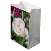 Hellrosa Tulpen an einem sonnigen Tag Mittlere Geschenktüte (Rückseite Schrägansicht)