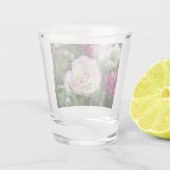 Hellrosa Tulpen an einem sonnigen Tag Schnapsglas (Rückseite)