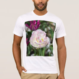 Hellrosa Tulpen an einem sonnigen Tag T-Shirt