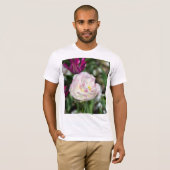 Hellrosa Tulpen an einem sonnigen Tag T-Shirt (Vorne ganz)