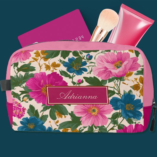 Hellrosa und blaue Blüten auf Creme Waschbeutel