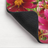 Hellrosa und gelbe Daisy-Blume Mousepad (Ecke)