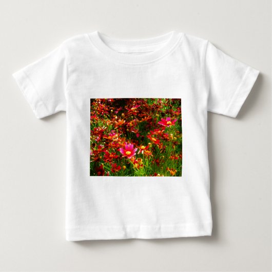 Hellrosa und gelbe Daisy Wilde Blume Baby T-shirt (Vorderseite)