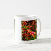 Hellrosa und gelbe Daisy Wilde Blume Kaffeetasse (VorderseiteRechts)