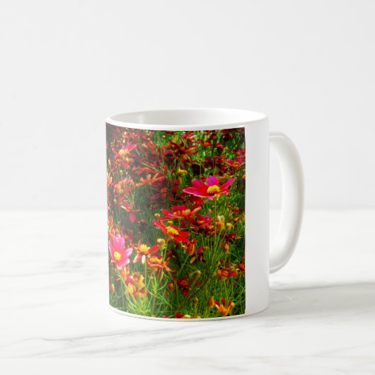 Hellrosa und gelbe Daisy Wilde Blume Kaffeetasse (VorderseiteRechts)