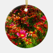 Hellrosa und gelbe Daisy Wilde Blume Keramik Ornament (Vorne)