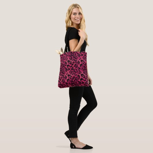Hellrosa und gepunktete Leoparden Tasche (Am Model)