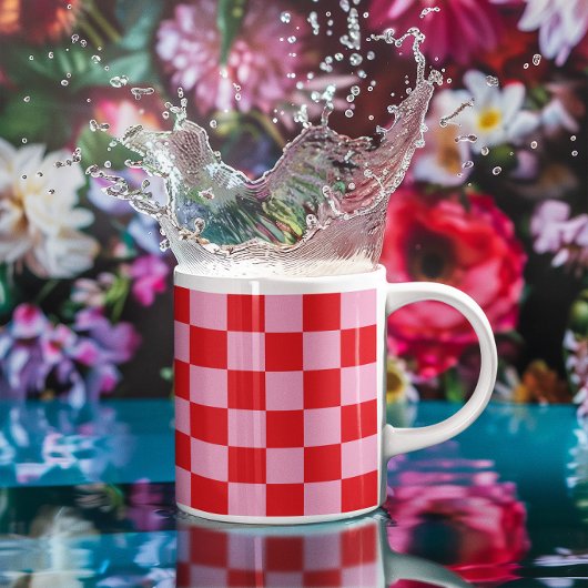 Hellrosa und hellrotes kariertes Muster Kaffeetasse
