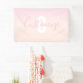 Hellrosa und Pfirsichfarben Ombre Name & Monogramm Banner (Insitu)