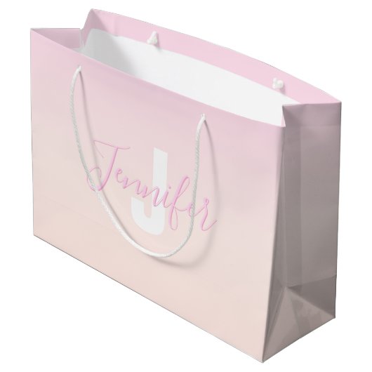 Hellrosa und Pfirsichfarben Ombre Name & Monogramm Große Geschenktüte (Rückseite Schrägansicht)