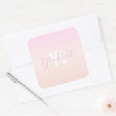 Hellrosa und Pfirsichfarben Ombre Name & Monogramm Quadratischer Aufkleber (Umschlag)
