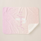 Hellrosa und Pfirsichfarben Ombre Name & Monogramm Sherpadecke (Vorderseite (Horizontal))