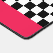 Hellrosa und Schachbrett Schreibtischunterlage (Ecke)