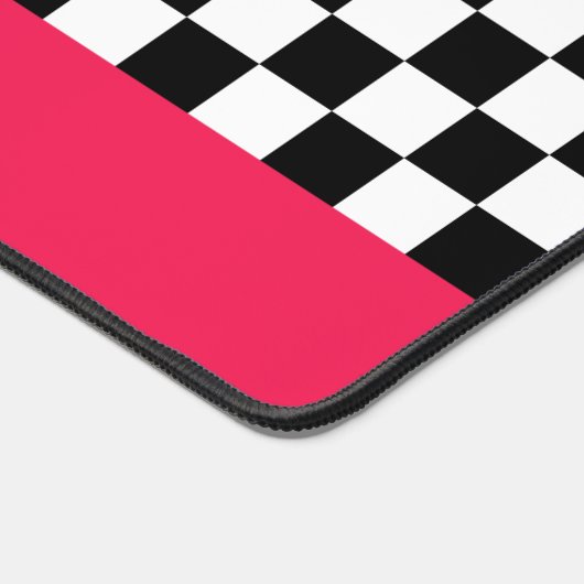 Hellrosa und Schachbrett Schreibtischunterlage (Ecke)