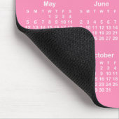 Hellrosa und weißer Kalender 2024 Mousepad (Ecke)