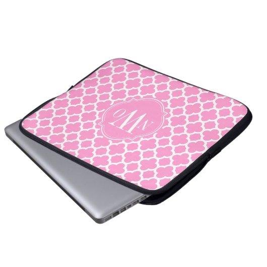 Hellrosa und weißes Quatrefoil Muster-Monogramm Laptopschutzhülle (Vorne Knopf)