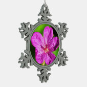 Hellrosa Wildblume blüht Grüngras Schneeflocken Zinn-Ornament (Links)