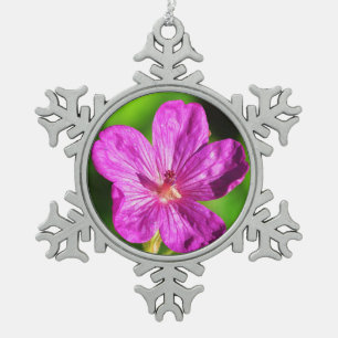 Hellrosa Wildblume blüht Grüngras Schneeflocken Zinn-Ornament