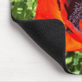 Hellrote Blume auf Grün Mousepad (Ecke)
