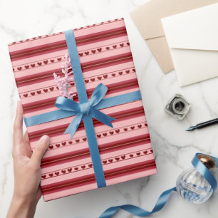 Hellrote und dunkelrote Herzen in Streifen Geschenkpapier