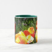 Hellrote und gelbe Tulpen Fotografie Tasse (Zentrum)