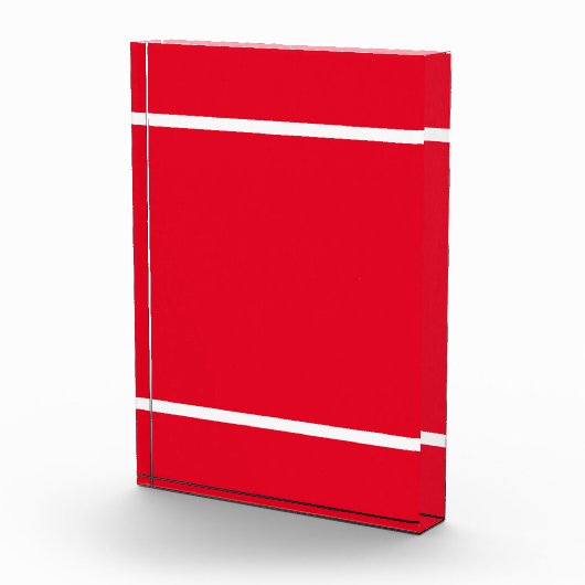 Hellroter Farbblock Oben untere Streifen weiß Fotoblock (Rechts)