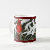 Hellroter Kardinal in schneebedeckten Kiefern Kaff Kaffeetasse (Vorderseite Links)