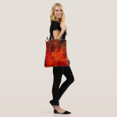 Hellroter, schmutziger, schwarzer Hintergrund. Hal Tasche (Am Model)