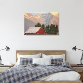 Hellroter Stall gegen Missionsgebirge in Leinwanddruck (Insitu (Schlafzimmer))
