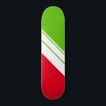 Hellrotes Limettengrün, schlankes, weißes Racing S Skateboard<br><div class="desc">Dieses moderne,  elegante Design zeichnet sich durch drei weiße,  unterschiedliche Breiten,  diagonale parallele Streifen gegenüber einem lebendigen,  leuchtend roten und kalk-grünen Hintergrund aus.</div>
