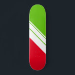 Hellrotes Limettengrün, schlankes, weißes Racing S Skateboard<br><div class="desc">Dieses moderne,  elegante Design zeichnet sich durch drei weiße,  unterschiedliche Breiten,  diagonale parallele Streifen gegenüber einem lebendigen,  leuchtend roten und kalk-grünen Hintergrund aus.</div>