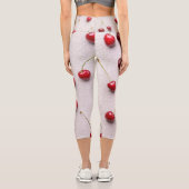 Hellrotes Obst auf weißer Leinwand Capri Leggings (Rückseite)