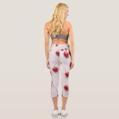 Hellrotes Obst auf weißer Leinwand Capri Leggings (Rückseite)
