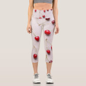 Hellrotes Obst auf weißer Leinwand Capri Leggings (Vorderseite)