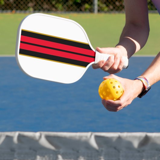 Hellrotes schwarzes Racing Streifen auf weiß Pickleball Schläger (InSitu)