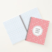 Hellsilbergraue und weiße Sterne auf hellrosa Notizblock (Innenseite)