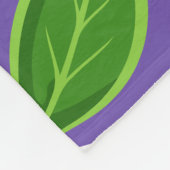 Hellviolettes Blumenmuster mit grünen Blättern Fleecedecke (Ecke)