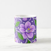 Hellviolettes Blumenmuster mit grünen Blättern Kaffeetasse (Mittel)