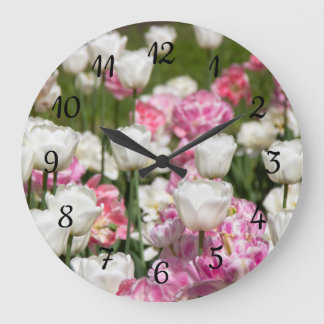 Hellweiße und rosa Tulpen an einem sonnigen Tag Große Wanduhr