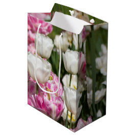 Hellweiße und rosa Tulpen an einem sonnigen Tag Mittlere Geschenktüte