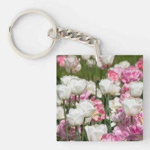 Hellweiße und rosa Tulpen an einem sonnigen Tag Schlüsselanhänger