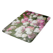 Hellweiße und rosa Tulpen auf sonniger Höhe Badematte (Schrägansicht)