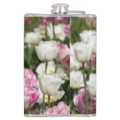 Hellweiße und rosa Tulpen auf sonniger Höhe Flachmann (Rückseite)