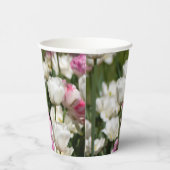 Hellweiße und rosa Tulpen auf sonniger Höhe Pappbecher (Rechts)