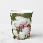 Hellweiße und rosa Tulpen auf sonniger Höhe Pappbecher (Vorderseite)