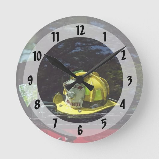 Helm des Gelben Feuerwehrkapitän Runde Wanduhr (Vorderseite)