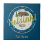 Helsinki Elche Hauptstadt Finnland Vintagen Souven Fliese<br><div class="desc">Helsinki Hauptstadt Finnland Vintage Souvenir für Stadt und Urlaub. Helsinki mit Elche und Fischdesign als Andenken für den Stadturlaub. Lifestyle für die finnischen Urbanisten Uusimaa und Finnland Trip. Helsinki in Finnland Vintag Design Souvenir. Helsinki mit Fischwerk für die Reise nach Finnland und Ferien in finnischer Hauptstadt. Helsinki Stadt mit Wald...</div>