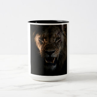 Hemd mit einem Löwen Zweifarbige Tasse