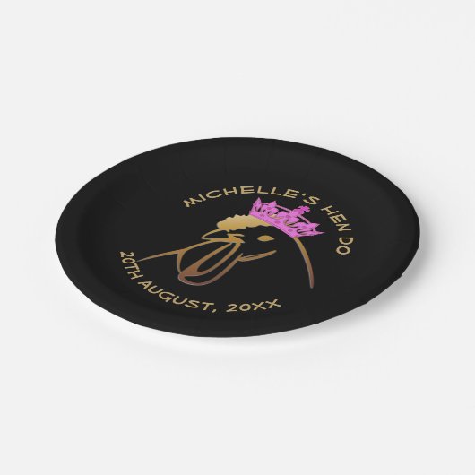 Hen in Pink Crown Bachelorette Party Custom Pappteller (Schrägansicht)